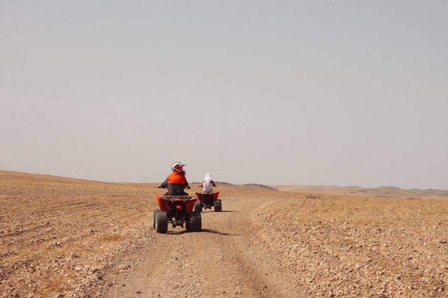 ATV nel deserto roccioso Agafay di Marrakech