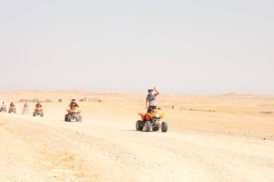 ATV nel deserto roccioso Agafay di Marrakech