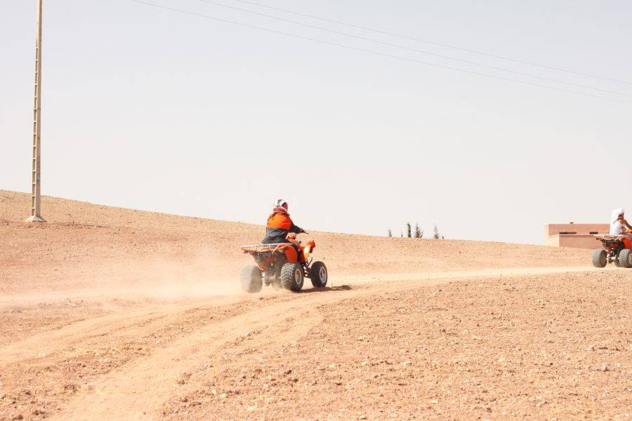 ATV nel deserto roccioso Agafay di Marrakech