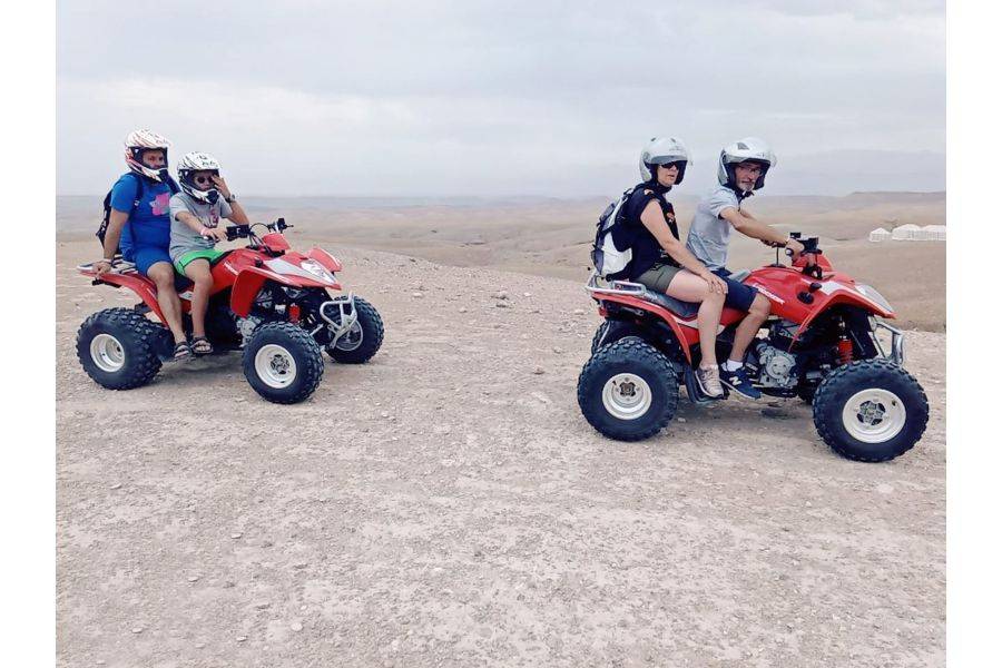 ATV nel deserto roccioso Agafay di Marrakech