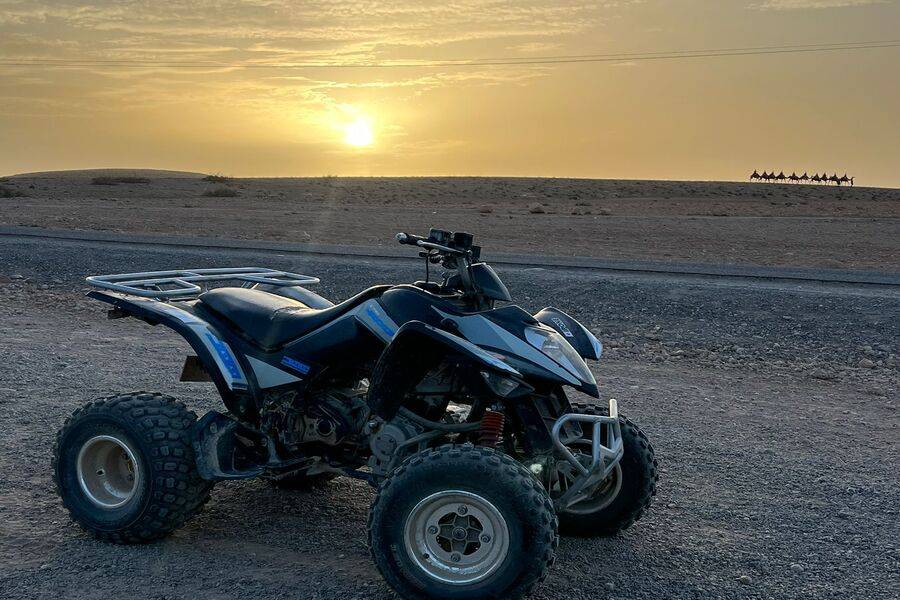 Quad bike e spettacolo dal vivo e cena nei viaggi nel deserto di Agafay