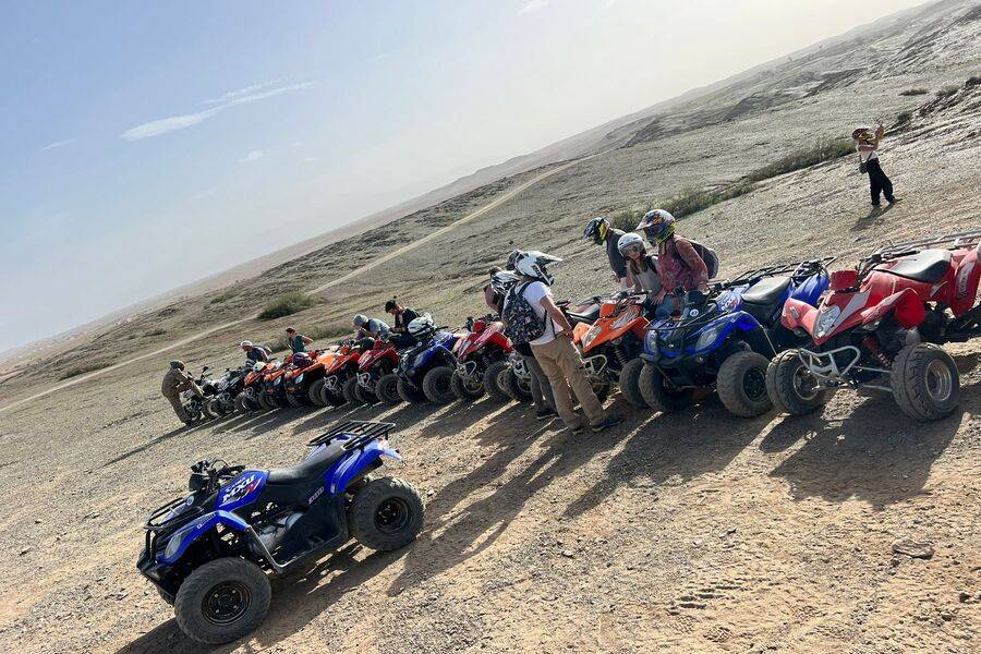 Quad bike e spettacolo dal vivo e cena nei viaggi nel deserto di Agafay