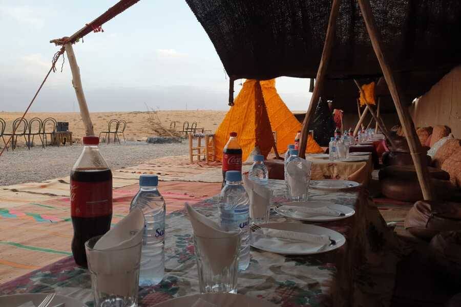 Passeggiata a dorso di cammello al tramonto nel deserto di Agafay e cena a Chouf L'Or a Marrakech