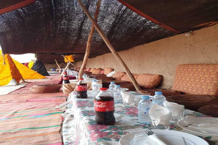 Passeggiata a dorso di cammello al tramonto nel deserto di Agafay e cena a Chouf L'Or a Marrakech