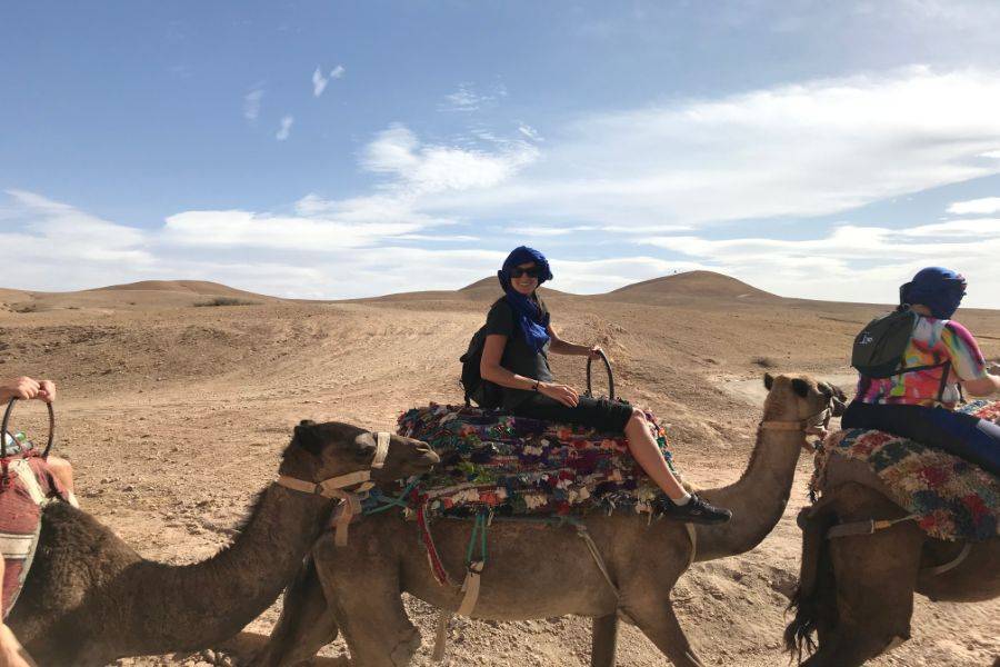 Esperienza di giro in cammello al tramonto nel deserto roccioso di Agafay
