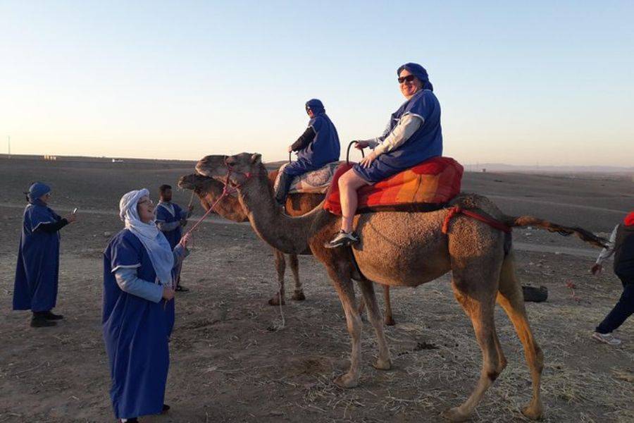Esperienza di giro in cammello al tramonto nel deserto roccioso di Agafay