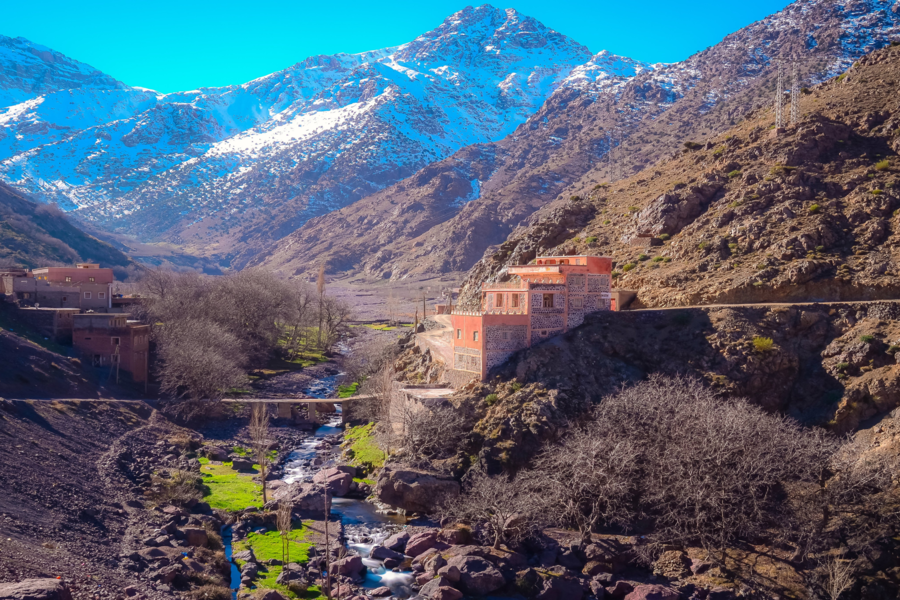 Gita di un giorno sulla montagna dell'Atlante con trekking in cammello al tramonto ad Agafay nel Sahara