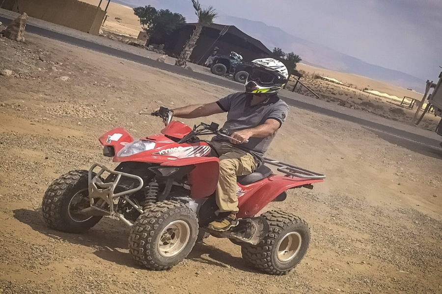 ATV nel deserto roccioso Agafay di Marrakech