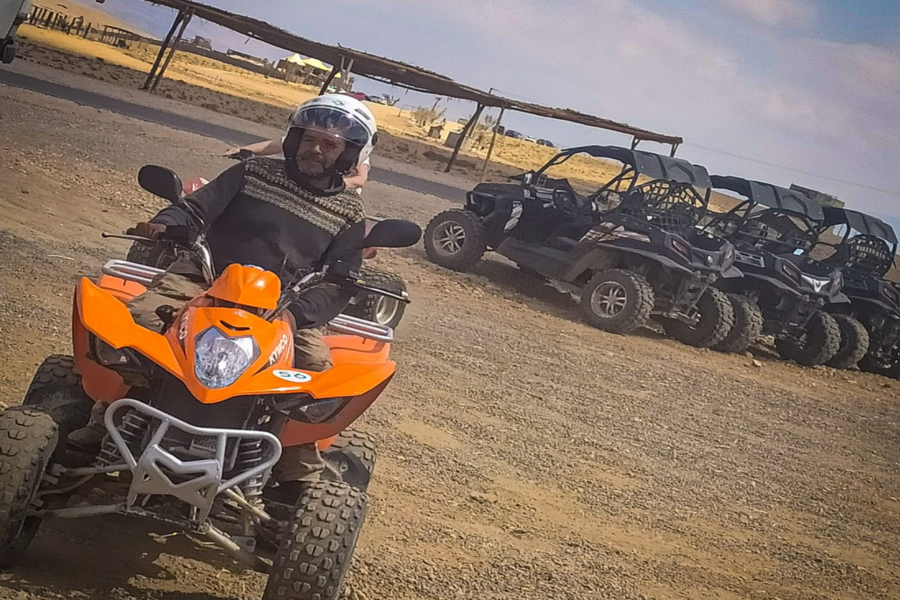 ATV nel deserto roccioso Agafay di Marrakech
