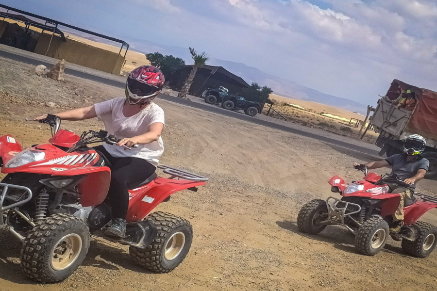 ATV nel deserto roccioso Agafay di Marrakech