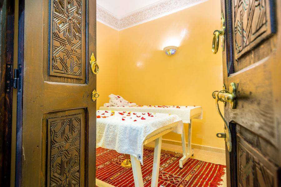 trattamento spa e un fantastico giro in cammello nell'oasi palmeraie