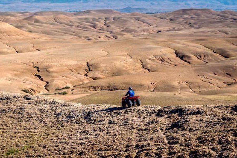 ATV nel deserto roccioso Agafay di Marrakech