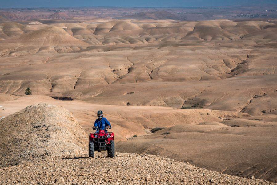 ATV nel deserto roccioso Agafay di Marrakech