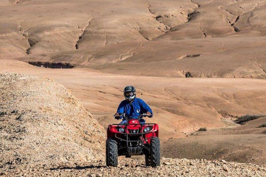 ATV nel deserto roccioso Agafay di Marrakech