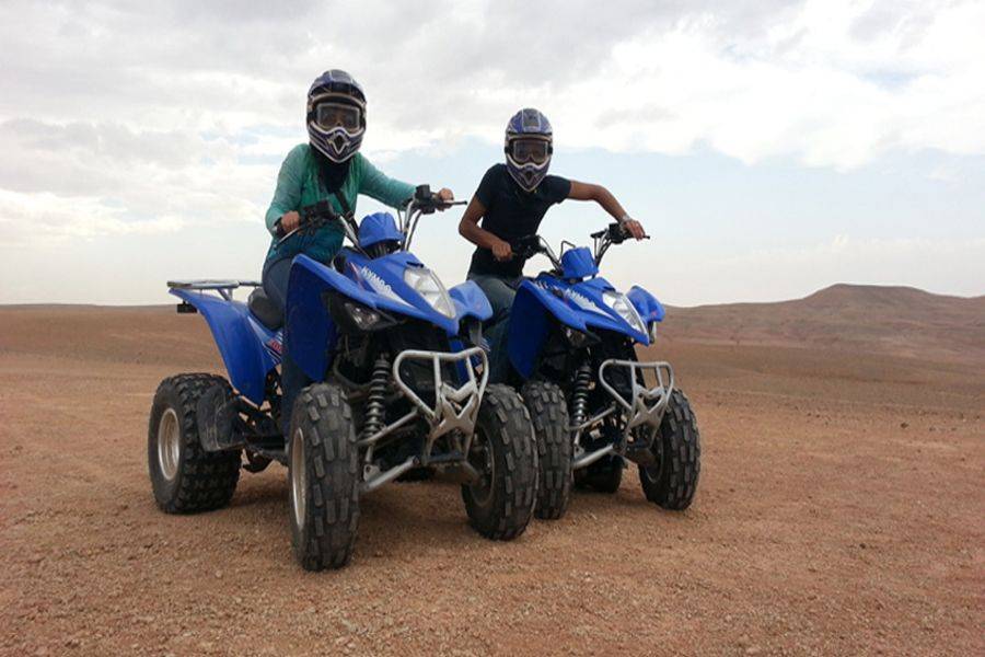 ATV nel deserto roccioso Agafay di Marrakech