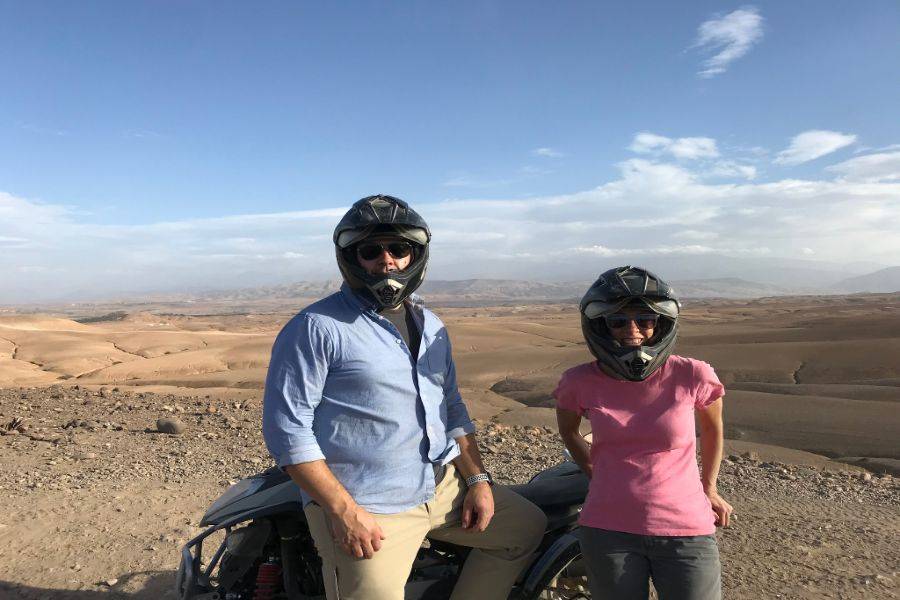 ATV nel deserto roccioso Agafay di Marrakech