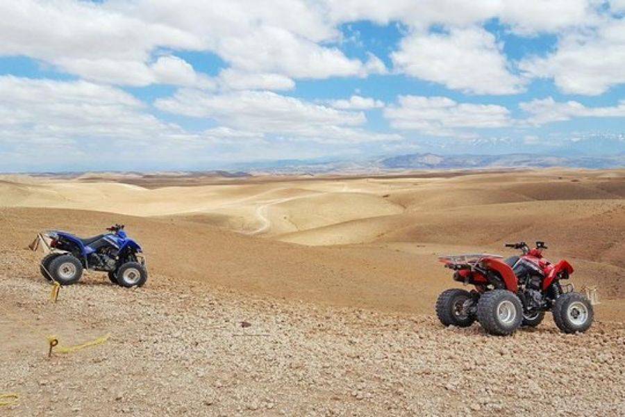 ATV nel deserto roccioso Agafay di Marrakech