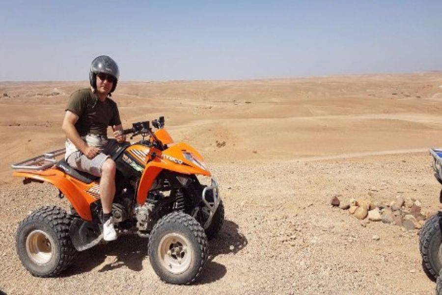 ATV nel deserto roccioso Agafay di Marrakech