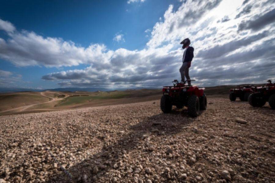 ATV nel deserto roccioso Agafay di Marrakech