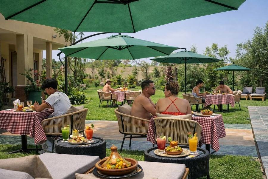 Marrakech: Volo in mongolfiera all'alba, giornata in piscina e pranzo