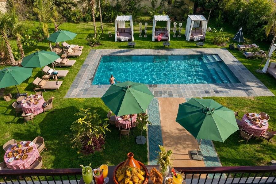 Marrakech: Volo in mongolfiera all'alba, giornata in piscina e pranzo